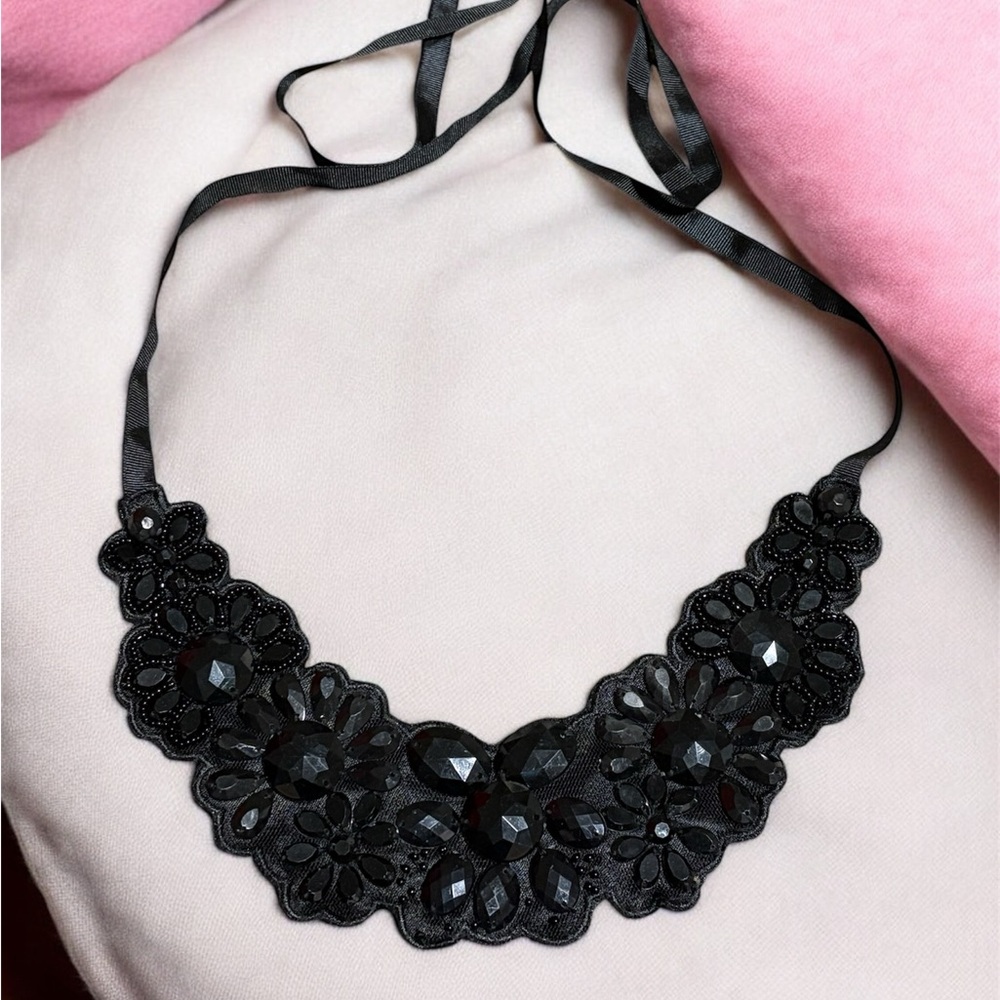 Elegant Black Floral Necklace
